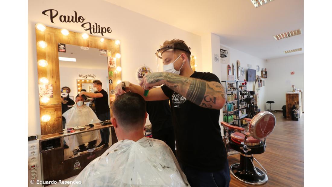 Poucos clientes e lojistas em adaptação em dia de reabertura em Ponta Delgada – Imagem 10