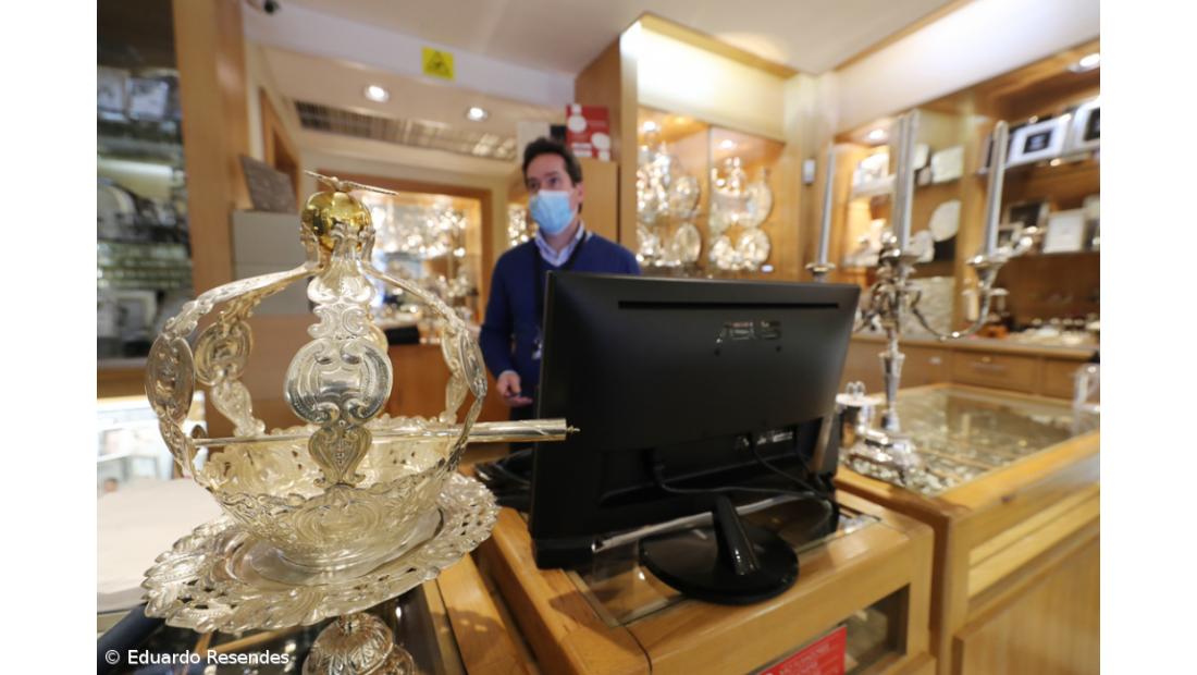 Poucos clientes e lojistas em adaptação em dia de reabertura em Ponta Delgada – Imagem 11