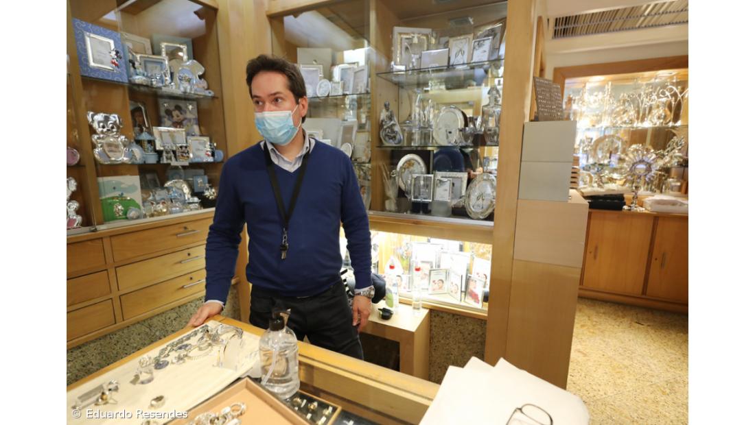 Poucos clientes e lojistas em adaptação em dia de reabertura em Ponta Delgada – Imagem 12