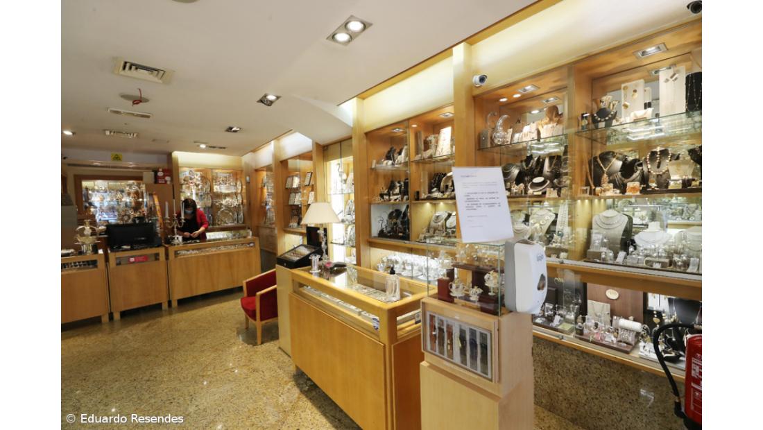 Poucos clientes e lojistas em adaptação em dia de reabertura em Ponta Delgada – Imagem 13