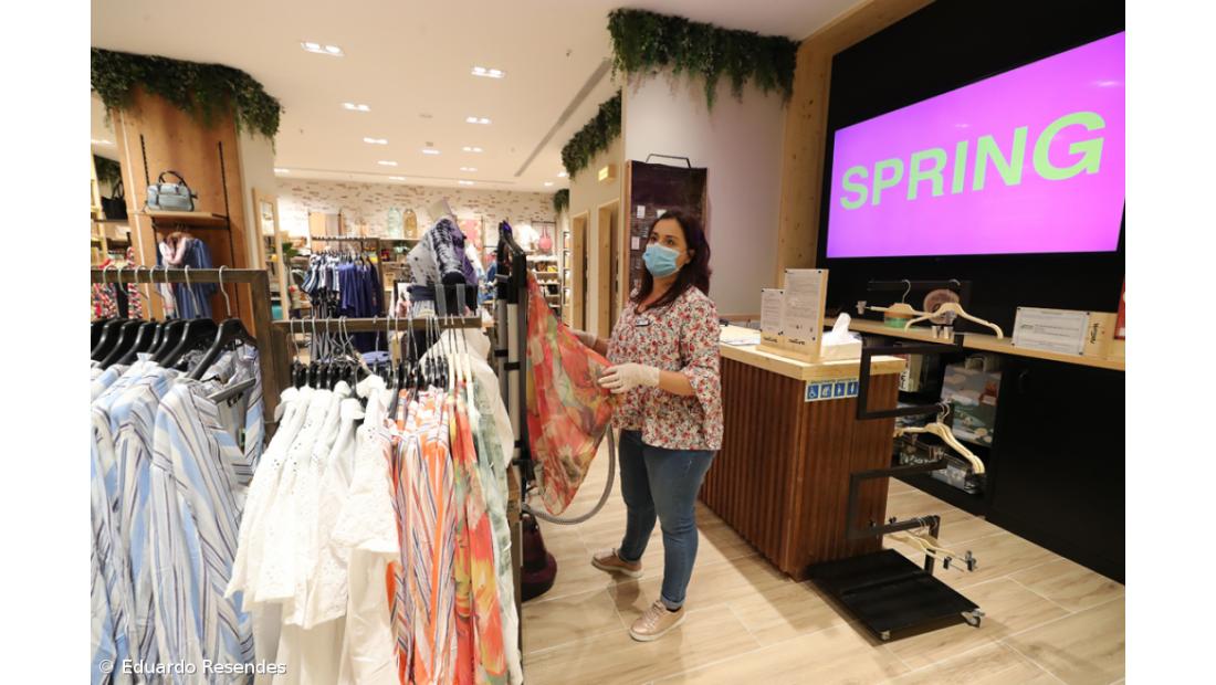 Poucos clientes e lojistas em adaptação em dia de reabertura em Ponta Delgada – Imagem 16