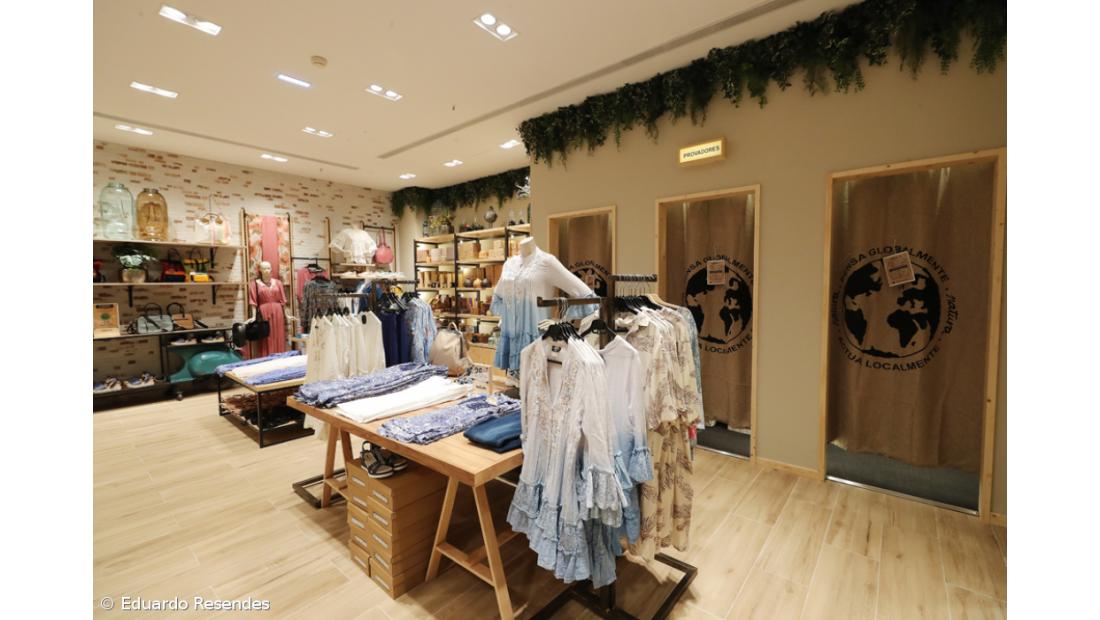 Poucos clientes e lojistas em adaptação em dia de reabertura em Ponta Delgada – Imagem 17