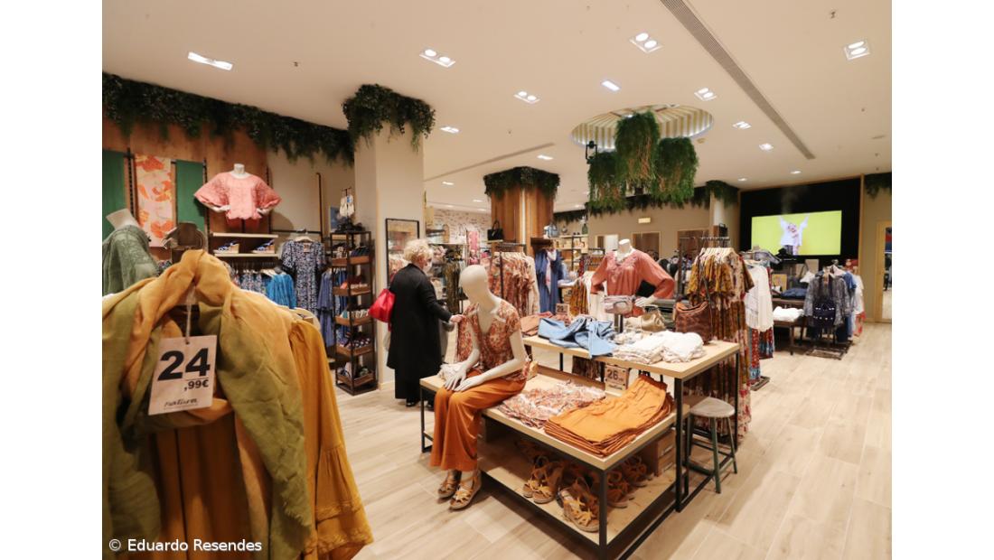 Poucos clientes e lojistas em adaptação em dia de reabertura em Ponta Delgada – Imagem 18