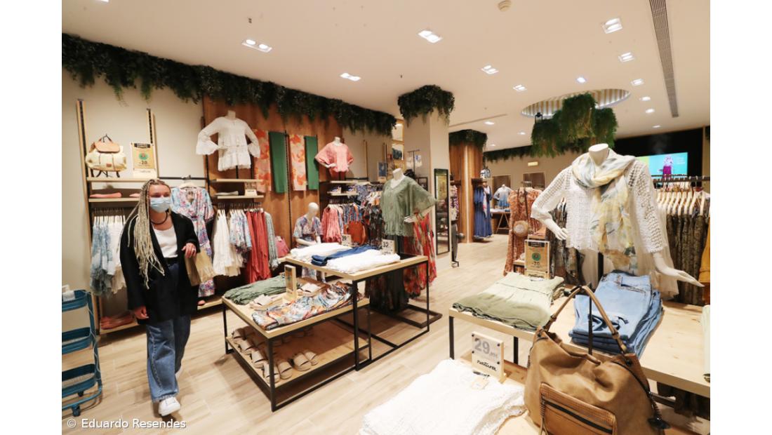 Poucos clientes e lojistas em adaptação em dia de reabertura em Ponta Delgada – Imagem 20