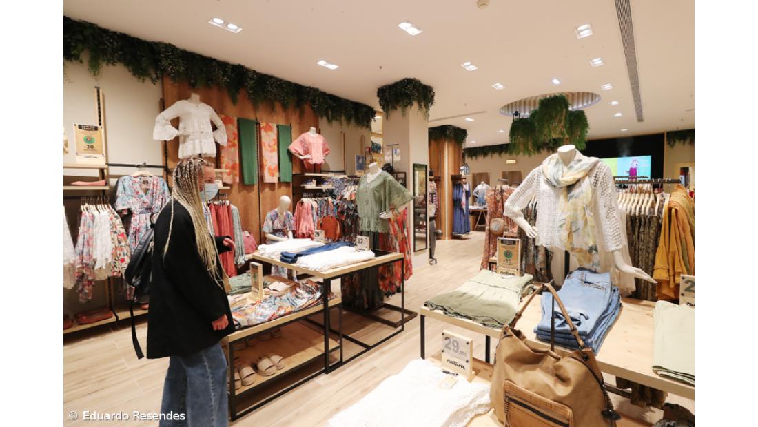 Poucos clientes e lojistas em adaptação em dia de reabertura em Ponta Delgada – Imagem 19