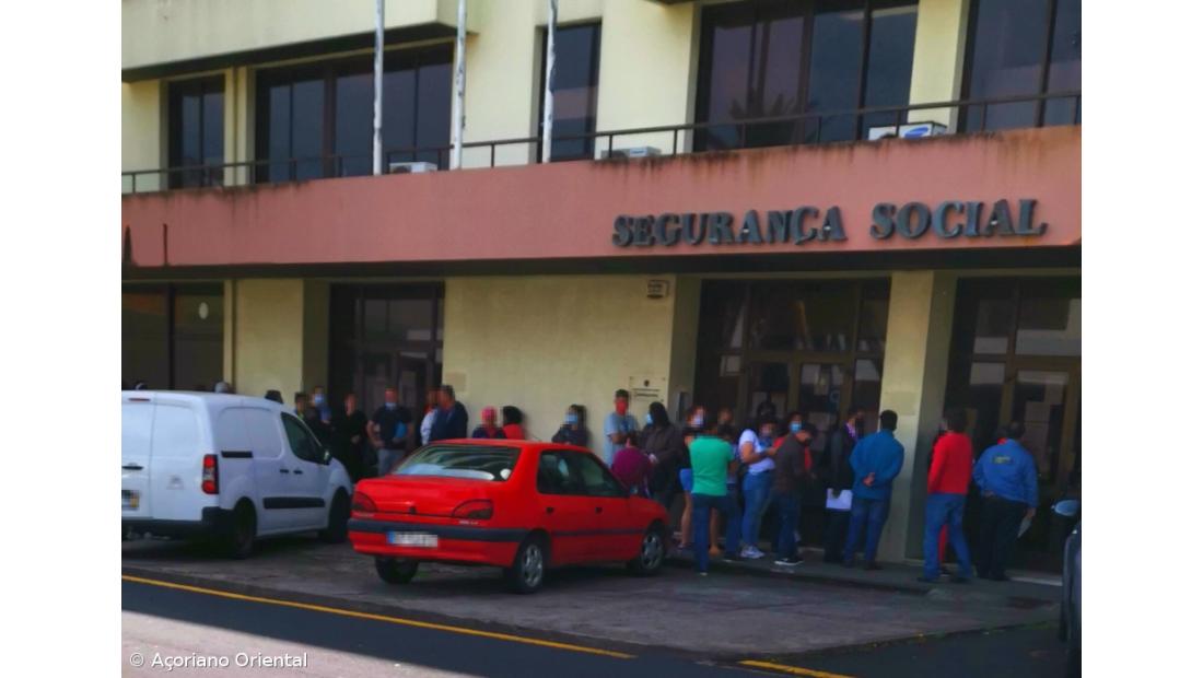 Longa fila à porta da Segurança Social no dia da reabertura