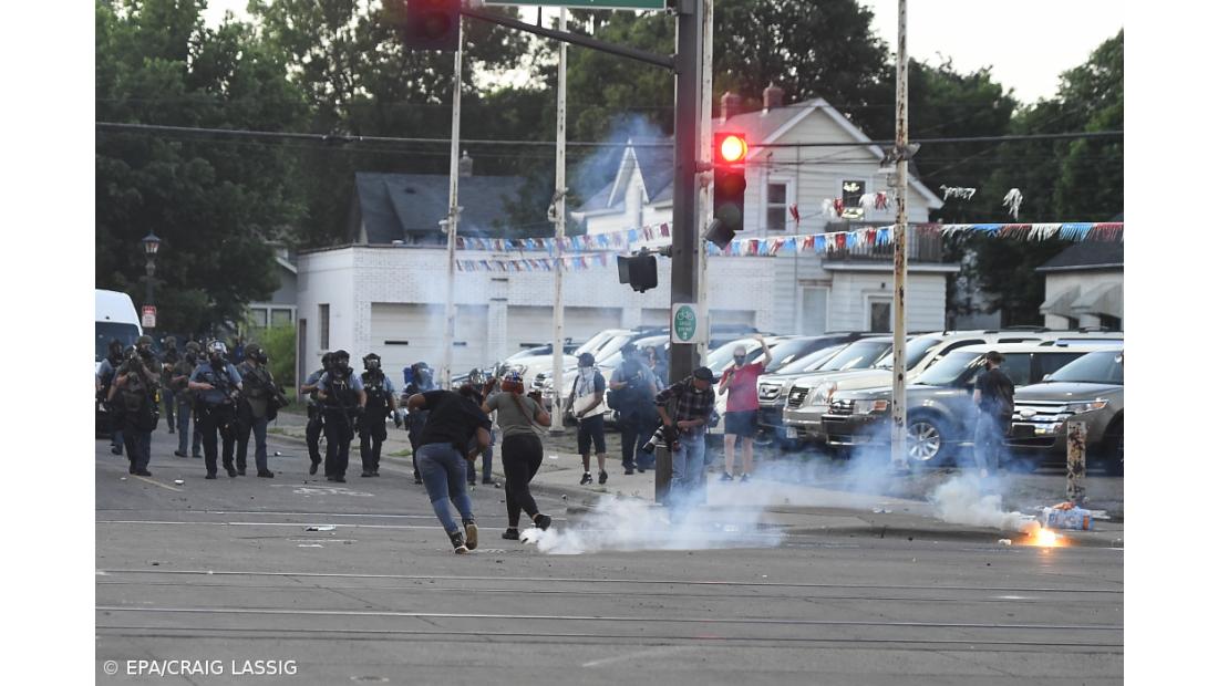 Dois polícias acusados de agressão por empurrem homem de 75 anos em manifestação nos EUA