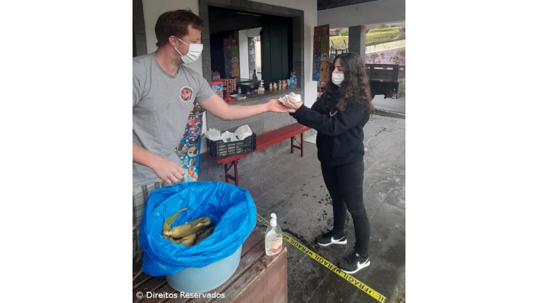 Não há Covid-19 que afaste os açorianos do milho das Furnas – Imagem 2