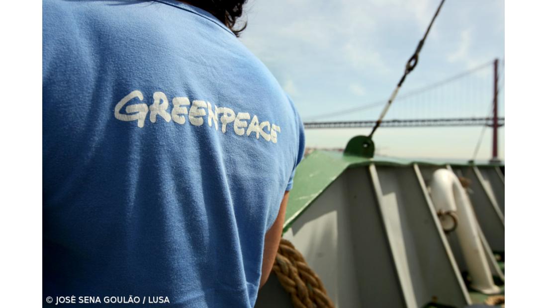 Greenpeace coloca cartaz  sobre glaciar suíço