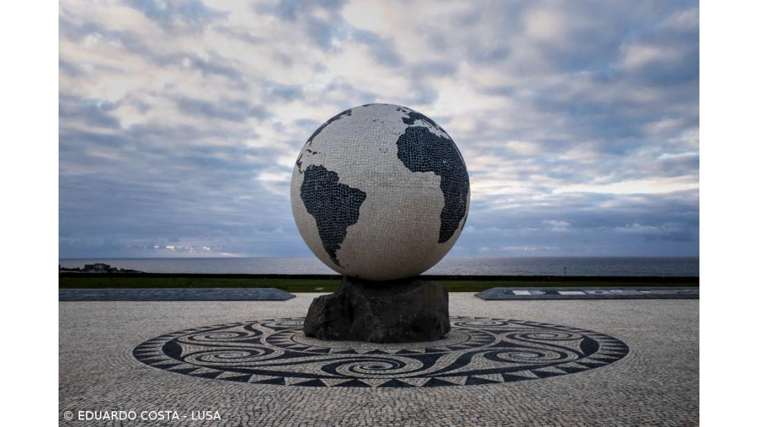 Praça na Ribeira Grande com globo revestido a calçada homenageia emigração açoriana