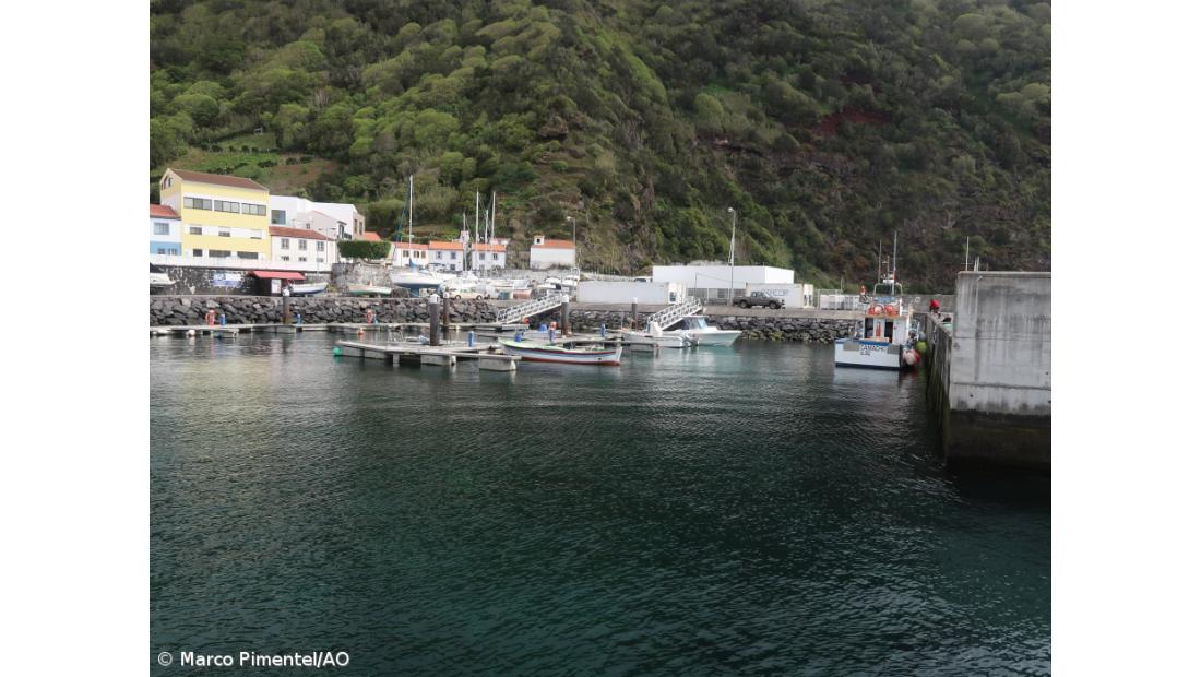 Governo dos Açores visita fábrica Santa Catarina e porto das Velas em visita a São Jorge