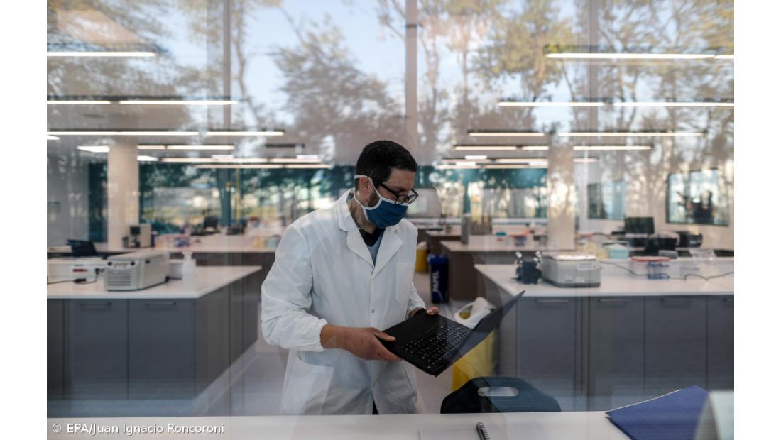 Vacina da AstraZenca/Oxford tem eficácia média de 70%