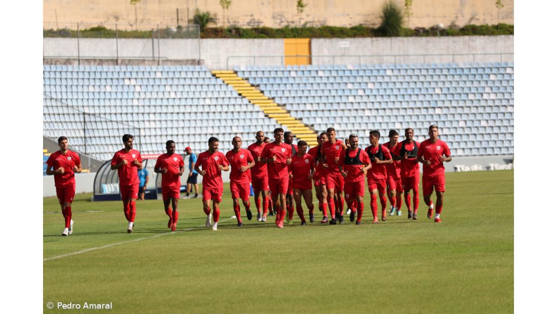 Santa Clara muda de treinador mas mantém plantel para se consolidar