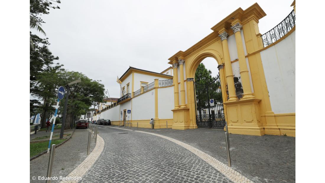Governo açoriano prevê intervenção a "médio prazo" em escola degradada de Ponta Delgada
