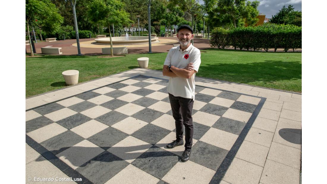 Livre diz que há pessoas "deixadas para trás"