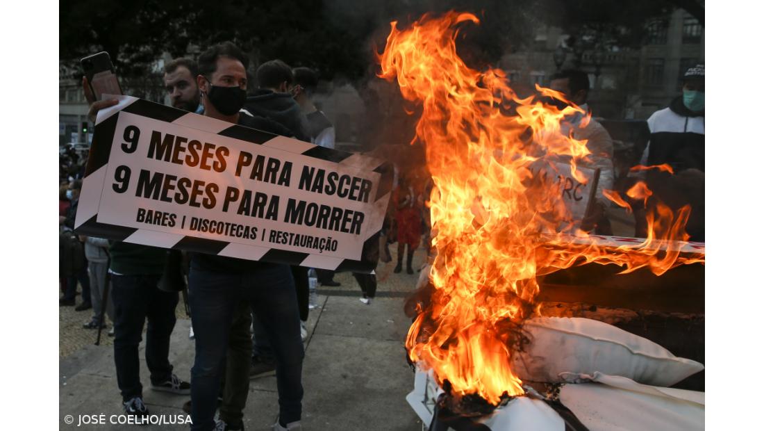 Empresários arremessam garrafas contra PSP e queimam caixões no Porto – Imagem 2