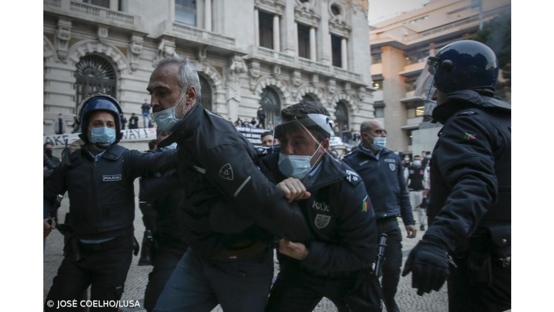 Empresários arremessam garrafas contra PSP e queimam caixões no Porto – Imagem 3