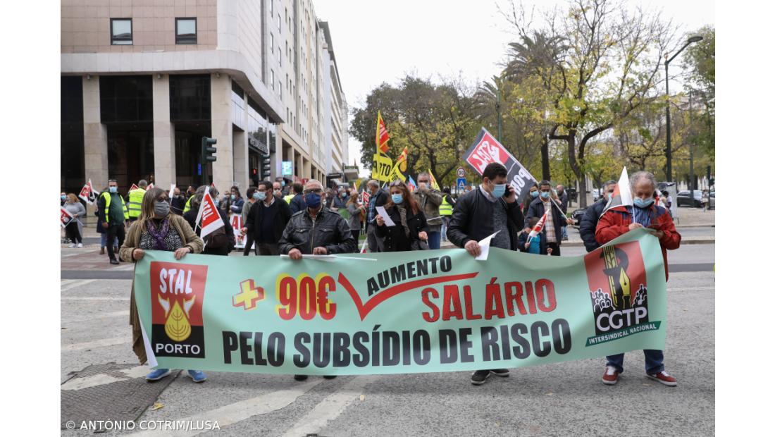 Cerca de mil trabalhadores da função pública em frente à AR por aumentos salariais – Imagem 1