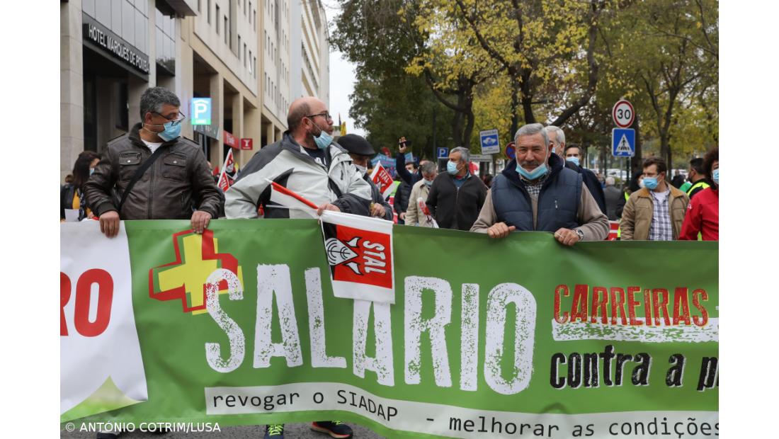 Cerca de mil trabalhadores da função pública em frente à AR por aumentos salariais – Imagem 2