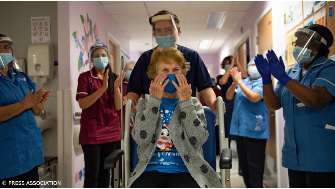 Reino Unido começou hoje a vacinação, mulher de 90 anos foi a primeira – Imagem 2