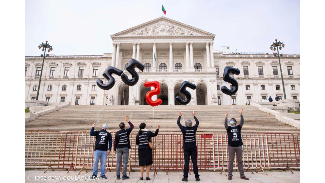 Lesados marcam cinco anos da resolução com manifestação no parlamento – Imagem 2