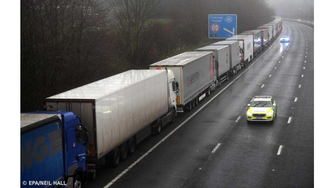 Exército britânico ajuda a testar camionistas parados em Dover