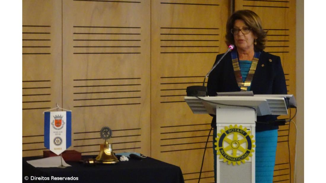 Rotary homenageia melhores alunos em reunião de Natal