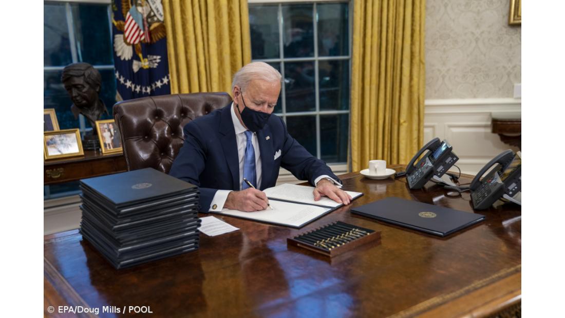 Biden apreende fundos afegãos e reserva metade para vítimas do 11 de setembro