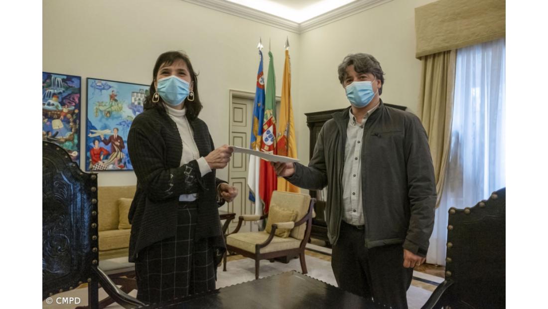 Ponta Delgada entrega 964 livros e 22 leitores de e-books a escolas