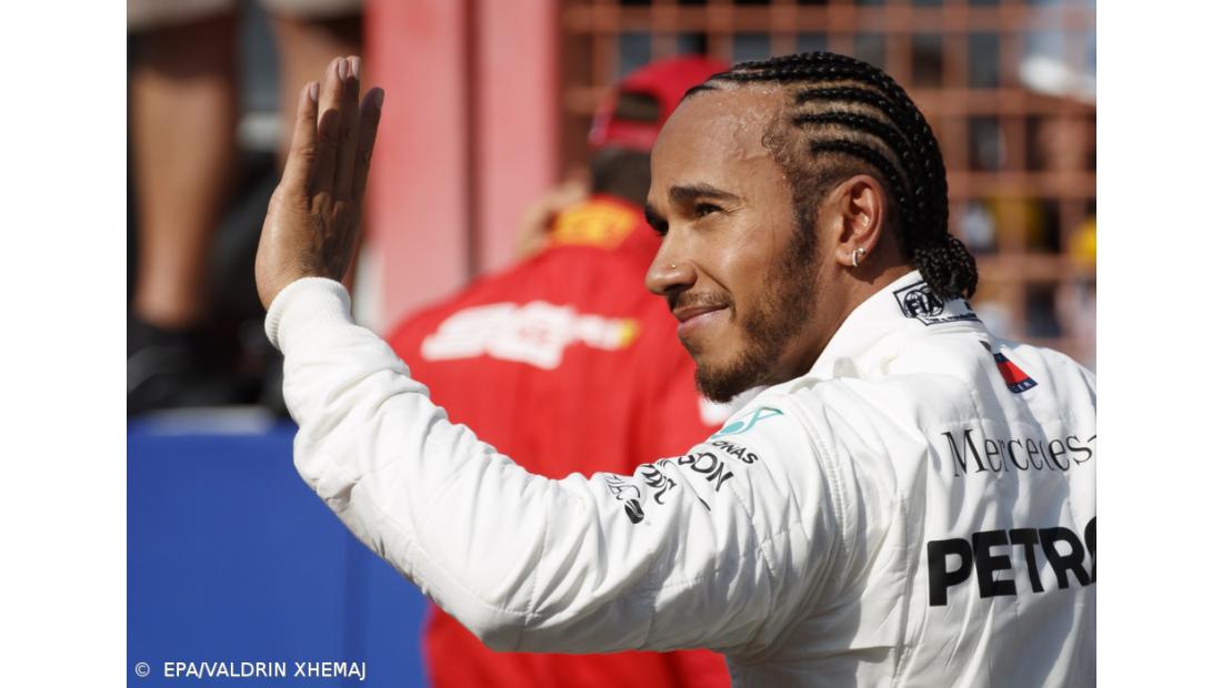 Piloto Lewis Hamilton recebe título de cidadão honorário do Brasil