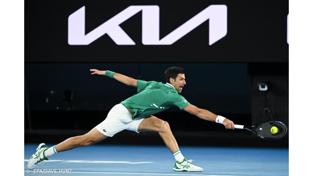 Djokovic inicia defesa do título com triunfo fácil frente a Chardy