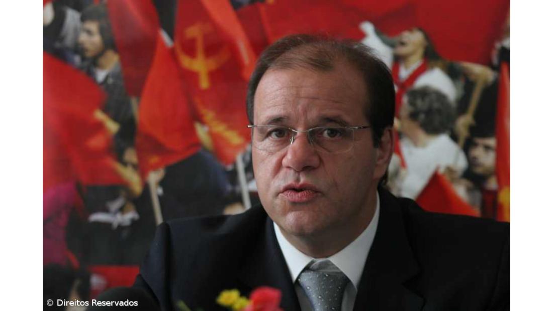 PCP/A contra "roubo de subsídio de Natal"