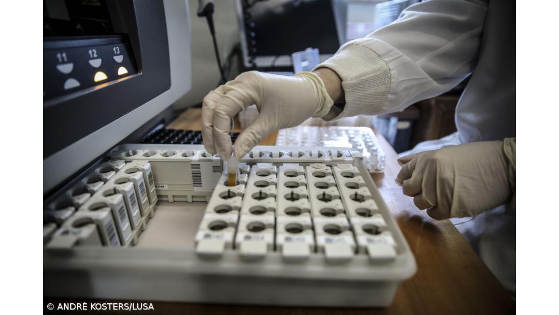 Média de casos com ligeira redução para as 25.042 infeções diárias