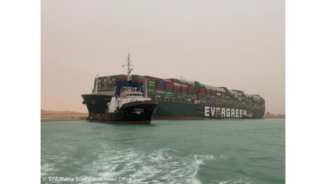 Tráfego retomado no Suez após quase uma semana 