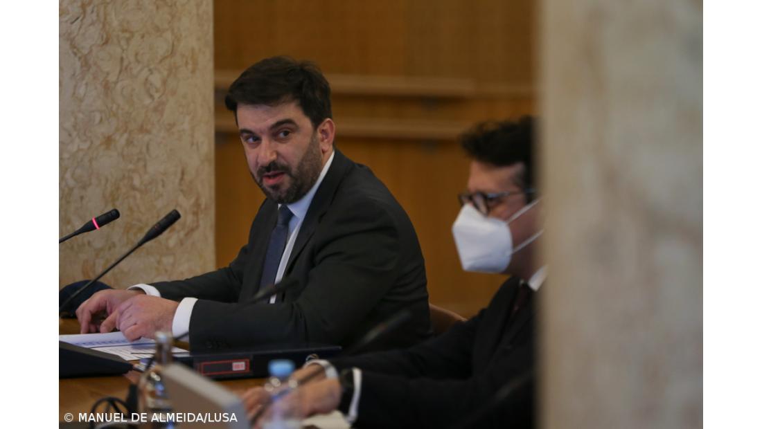 Ministro da Educação reitera que vacinação é facultativa, mas também uma medida “redundante”