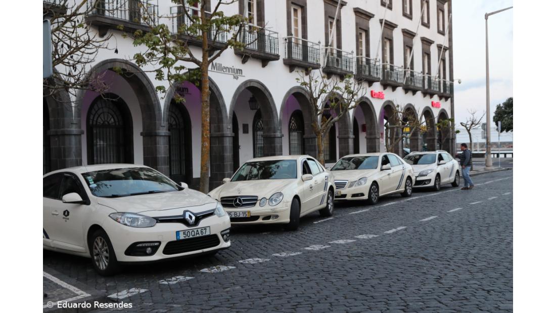 Taxistas reivindicam praça de táxis junto às Portas da Cidade
