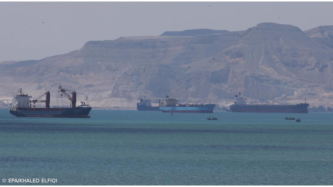 Mais de 400 embarcações aguardam no Canal do Suez após seis dias de bloqueio