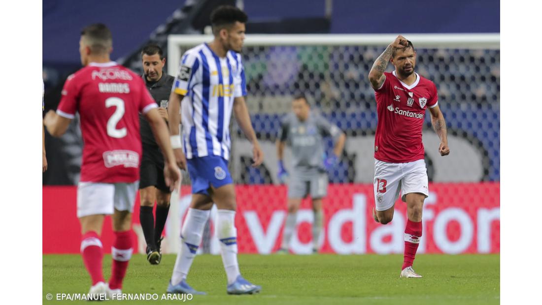 FC Porto arranca vitória nos descontos e espera deslize do líder Sporting