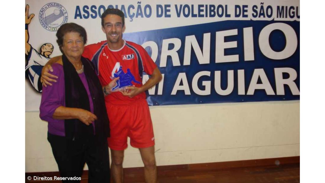 Antigos Alunos dominam