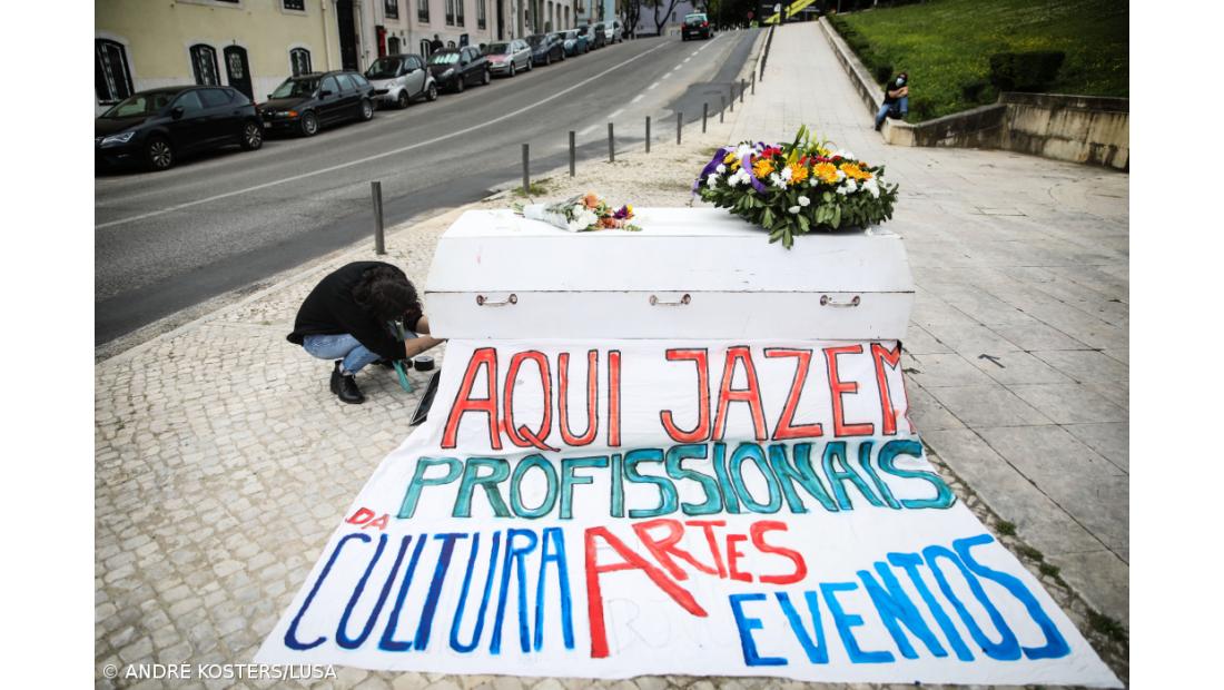 Profissionais da Cultura contestam abandono junto ao parlamento com flores e um caixão