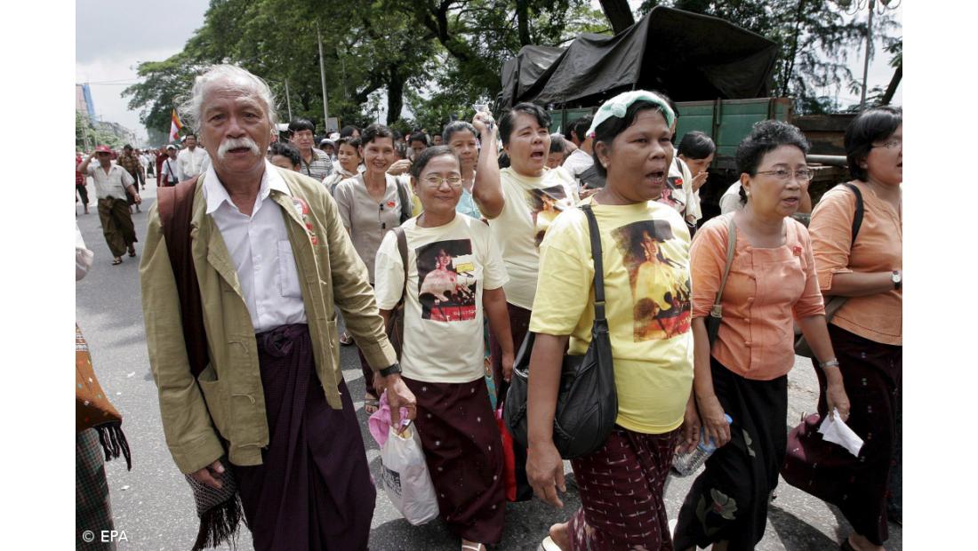 Milhares de pessoas manifestam-se em Rangun em demonstração de apoio à Junta Militar