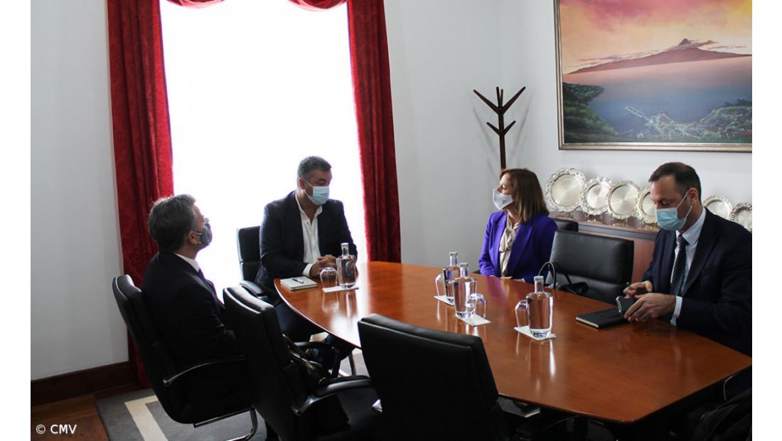 Luís Silveira reforça a importância dos transportes aéreos e marítimos para o concelho