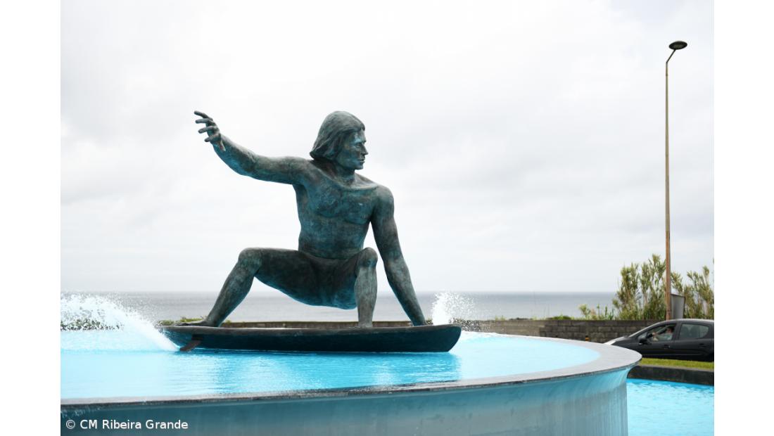 Ribeira Grande com monumento de homenagem ao surfista  – Imagem 2