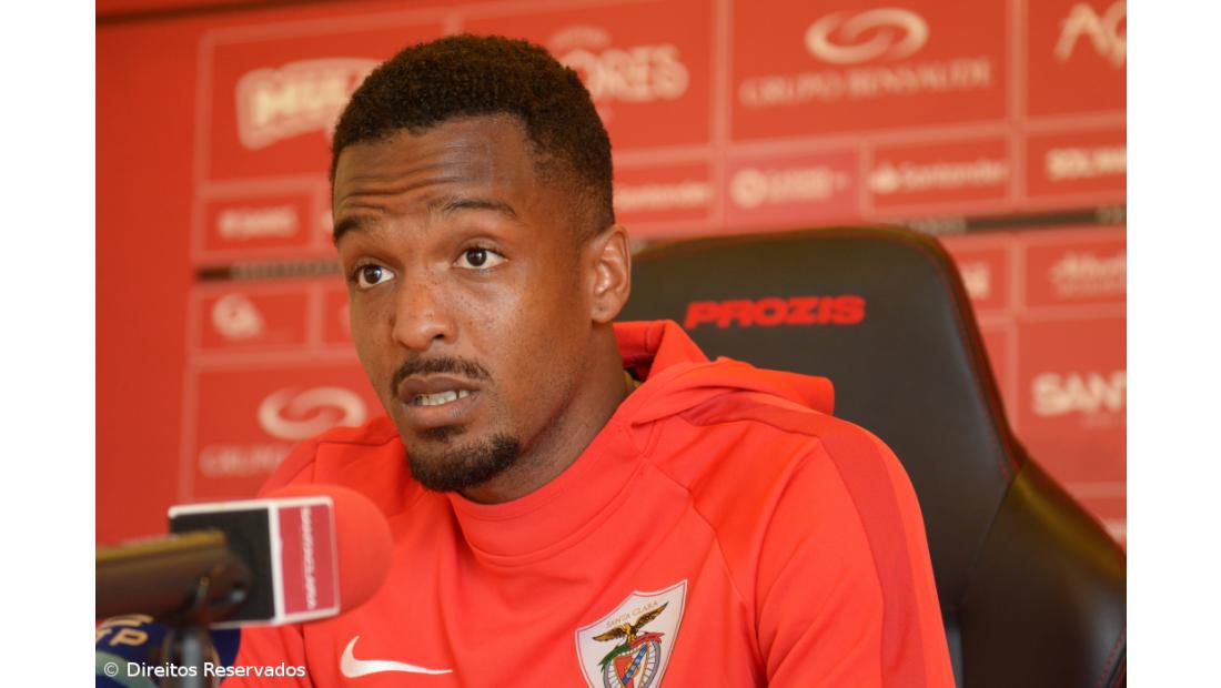 Lateral Pierre Sagna renova contrato com o Santa Clara