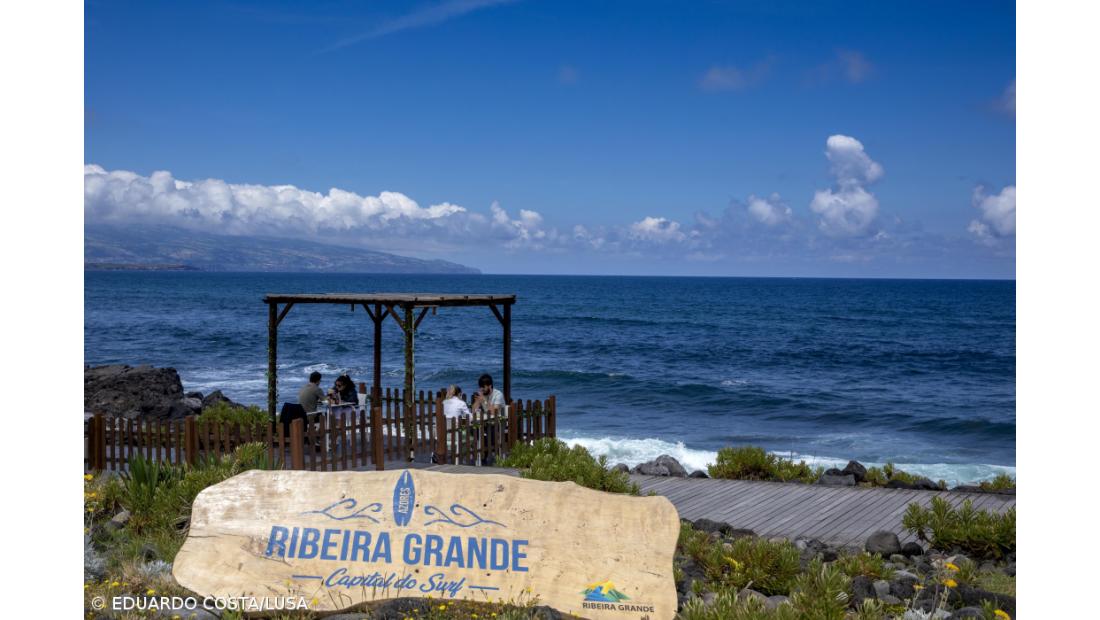 Pedro Henrique e Francisco Almeida seguem em frente no Azores Pro de Surf