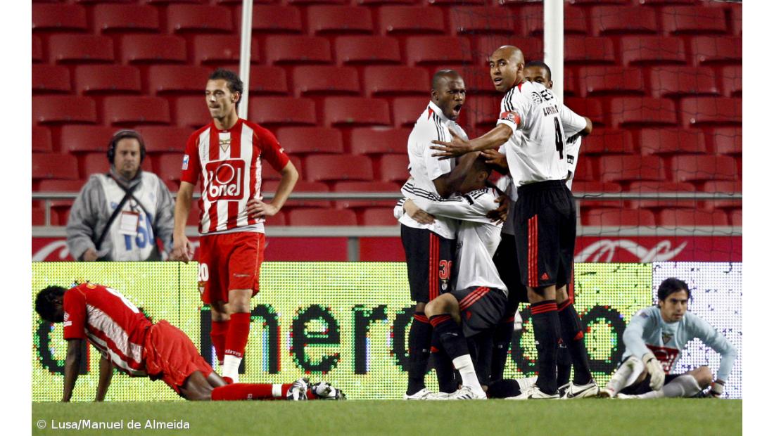 Benfica resolve eliminatória com três golos em meia hora
