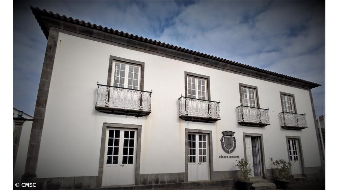 Autarquia alerta para transporte como “muitos atrasos” e “carga estradas” nas Flores