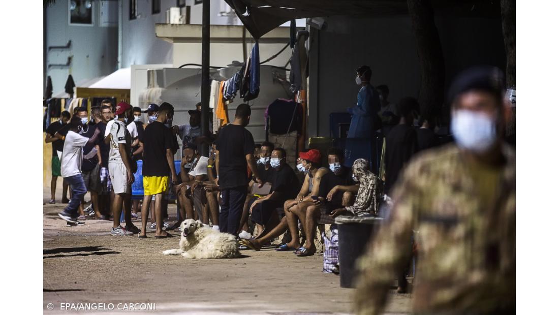 Navio humanitário alemão com mais de 800 migrantes atracou num porto italiano