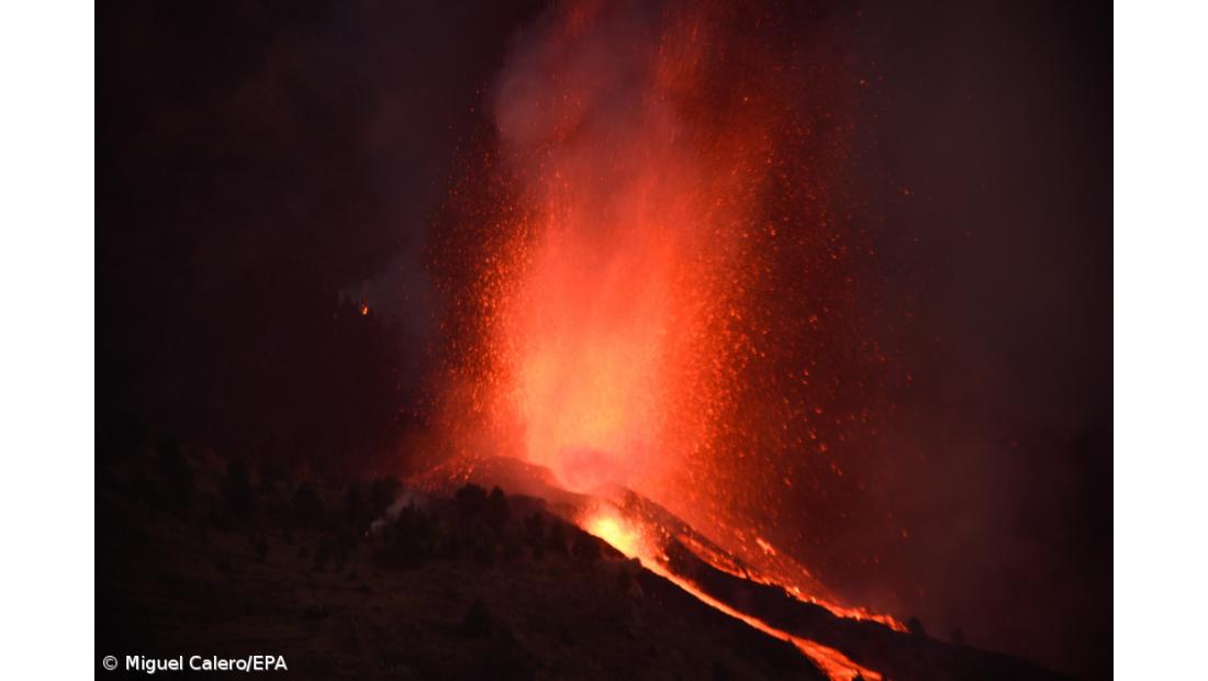 Lava já ameaça as casas mais perto de vulcão em erupção nas Canárias