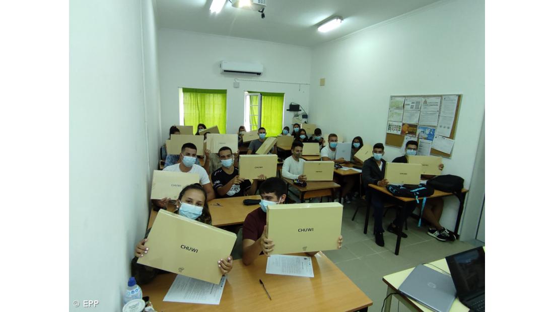 Profissional da Povoação entrega computadores aos alunos – Imagem 1